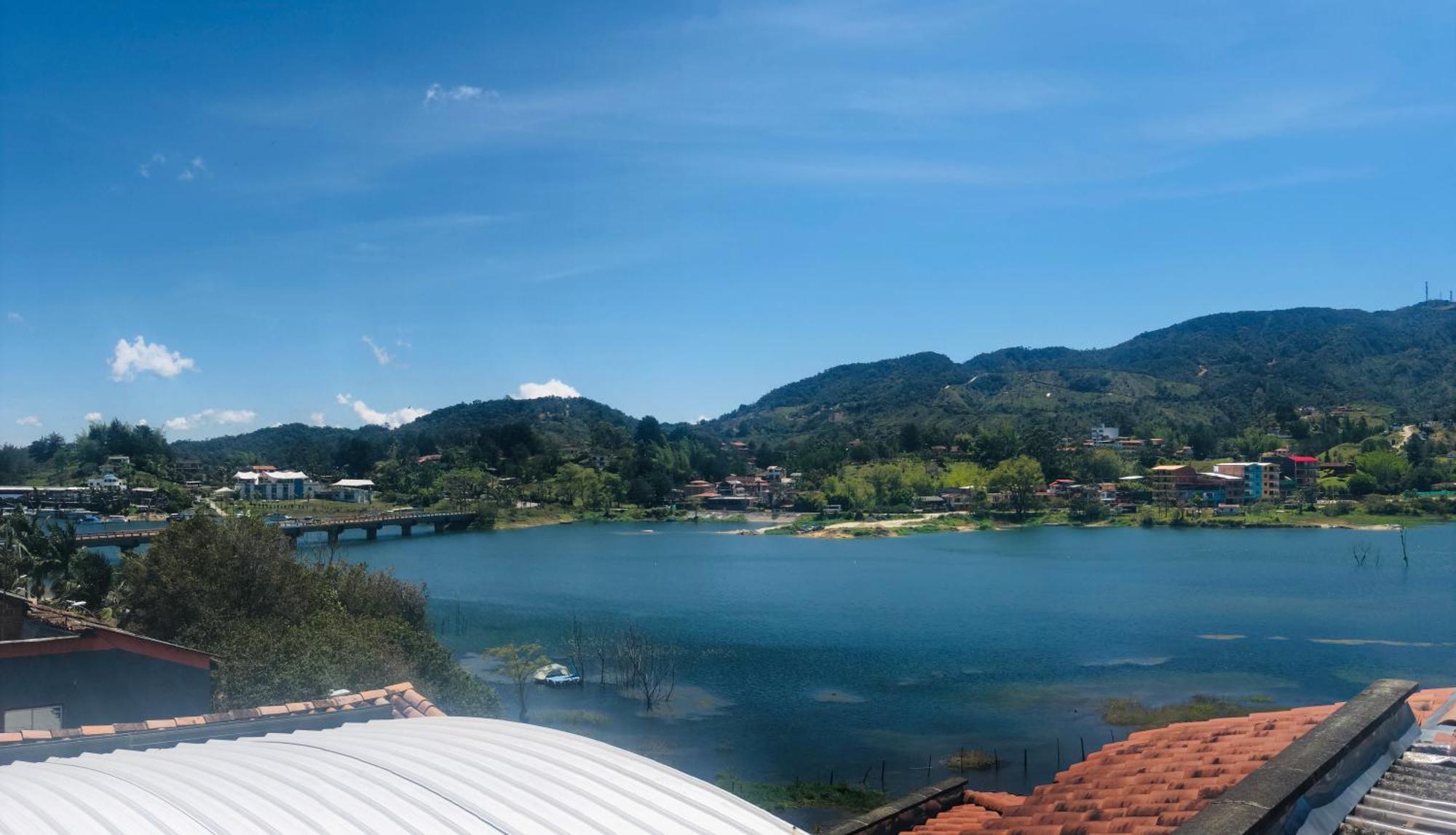 Lake View Hostel Guatapé Extérieur photo